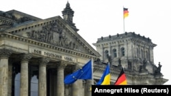 Флаги ЕС, Украины и Германии перед зданием Рейхстага в день обращения президента Украины к нижней палате парламента