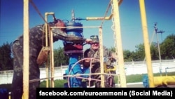 Аммиакопровод, рабочие перекрывают трубу 