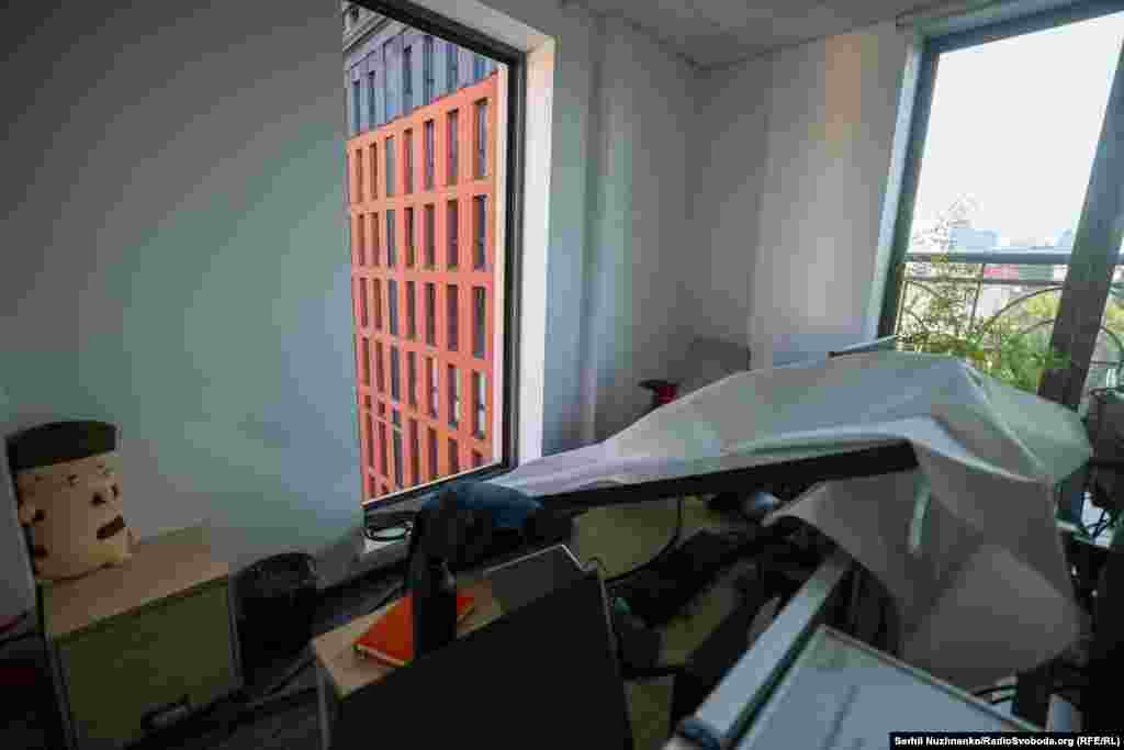 “Edhe pse zyrat e REL-it pësuan dëme, jemi me fat që duket se asnjë nga punonjësit tanë nuk është plagosur. Të jeni të sigurt se gazetarët tanë do të vazhdojnë punën e tyre jetike. Lutjet tona janë për familjet e atyre që u vranë dhe u plagosën në këto sulme, si dhe për ekipet e ndihmës së parë të Ukrainës”, tha Capus.