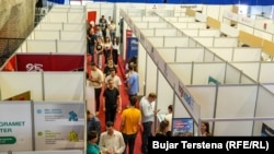 Të rinjtë duke marrë pjesë në Panairin Kombëtar të Punës dhe Karrierës të mbajtur në Prishtinë në fillim të qershorit. 