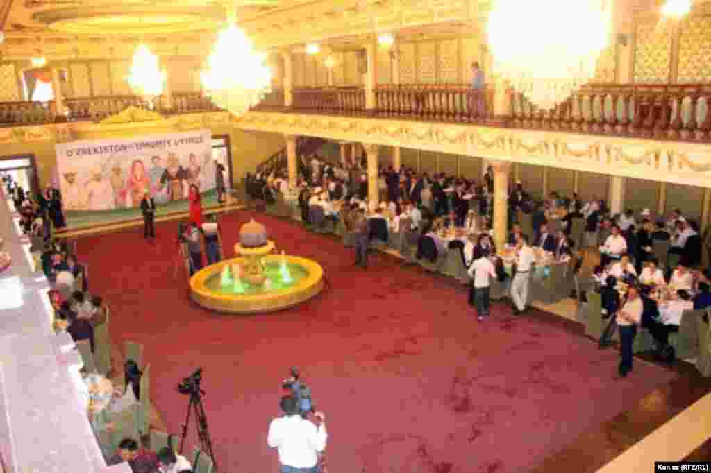 Өтө чукул уланган иш-чаралар Андижан салтанат сарайында өзгөчө сый тамак менен коштолду.