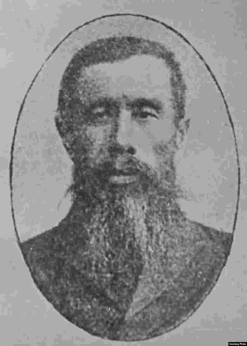 Мұхамеджан Қаратайұлы, заңгер, І Мемлекеттік Думаның депутаты, 20-ғасыр басындағы қазақ зиялыларының бірі. "Қазақ" газетіне сирек те болса мақала жазып тұрды.