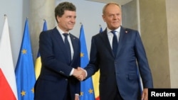 Polish Prime Minister Donald Tusk (right) meets with Romanian President-elect Nicusor Dan in Warsaw on May 25. 