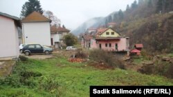 Godinama se čeka izgradnja parkinga u Srebrenici. (Na fotografiji planirano mjesto za parking.)