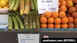 На рынках Ашхабада на товарных ценниках указана установленная государством фиксированная цена на фрукты, которая соответствует стоимость в государственнах магазинах.
