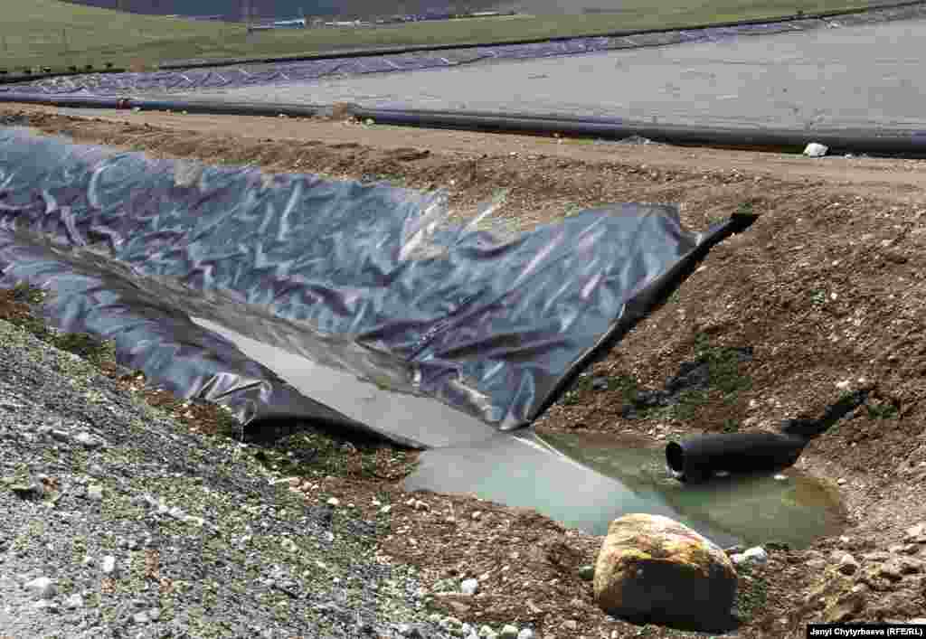 Промышленные отходы из "озера цианидов" сбрасываются в неогороженное пленкой место