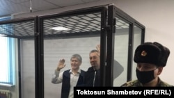Алмазбек Атамбаев жана Фарид Ниязов сот залында. 2020-жылдын 23-декабры.