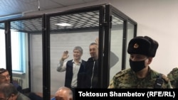 Алмазбек Атамбаев жана Фарид Ниязов сот залында. 2020-жылдын 23-декабры.