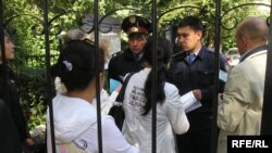 Сторонники Виктора Ковтуновского пытаются попасть на территорию Алмалинского РУВД. Алматы, 11 сентября 2009 года. 