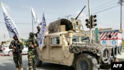 د طالبانو سرتېري په کابل کې د خپلې واکمنۍ څلورو کلونو پوره کېدو په مناسبت د لاریون ساتنې ته ولاړ دي - د اګست ۱۵مې انځور.