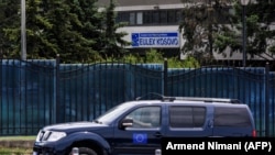 Një veturë e EULEX-it duke kaluar pranë selisë së këtij misioni në Prishtinë. Fotografi ilustruse nga arkivi. 