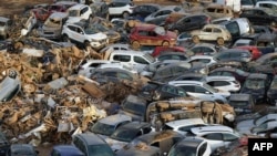 Vehicule avariate de inundații sunt adunate pe un teren după ce au fost scoase de pe străzile din Alfafar, regiunea Valencia, estul Spaniei, pe 7 noiembrie 2024, în urma inundațiilor mortale.