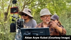Белгилүү режиссер Актан Арым Кубат “Кара, кызыл, сары” тасмасын тартуу учурунда.