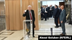 Vladimir Voronin votează pentru alegerea președintelui Parlamentului, funcție pentru care au fost înaintați Igor Grosu (PAS) și Alexandr Stoianoglo (blocul „Alternativa”)