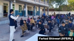 د باړې په یو نوي رغول شوي سکول کې يو ښوونکی ماشومانو ته درس ورکوي - انځور مې ۱۷، کال ۲۰۲۵