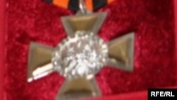 Прообраз ордена, которым казаки Казахстана хотят наградить Нурсултана Назарбаева к его 70-летнему юбилею. Алматы, май 2010 года.  
