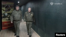 Російський президент Володимир Путін у військовій формі під час зустрічі 20 листопада на командному пункті Західного угруповання військ 