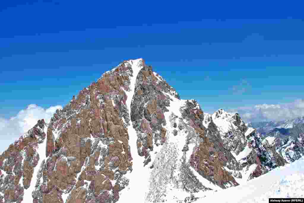 Комсомол-Нұрсұлтан шыңы. Биіктігі - 4376 метр. Жергілікті альпинистер алғаш бағындырған, қалаға көрініп тұрған шыңдардың бірі. Оған бірінші болып 1929 жылы мектеп мұғалімі Григорий Белоглазов шыққан. 1935 жылы тұңғыш рет жалпыхалықтық альпиниада ұйымдастырылып, шыңға "Комсомол" аты берілді. Шыңды қазір "Нұрсұлтан шыңы" деп те атайды. Оны президент атымен атау туралы ұсыныс жоғары жақтан түссе де, ресми түрде бекітілмеген. Жыл сайын шілденің алғашқы жексенбісінде альпиниада өтеді. Ұйымдастырушылар алпиниада өтетін күнді жазғы маусымның басталуымен байланыстырады. Бірақ бәрі алпиниаданың президент Нұрсұлтан Назарбаевтың туған күніне орай ұйымдастырылған шара екенін біледі. Алматы облысы, 5 шілде 2009 жыл