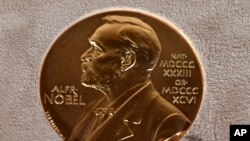 Premiul Nobel pentru Pace este de departe cel mai controversat dintre cele care se acordă anual la Stockholm și Oslo, fiind inevitabil legat de politică. Unii câștigători din trecut și-au văzut mai târziu reputația de pacifiști contestată. 