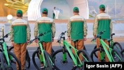 Welosipedli ýaşaýjylar prezident Gurbanguly Berdimuhamedowyň çykyşyny diňleýärler. 3-nji iýun, 2020 ý.