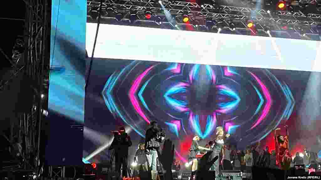 Italijanska pevačica Gala publici se obratila na srpskom."Ustani za svoja prava. Pokazi da narod ima moć. Pumpaj, bre", poručila je sa bine.
