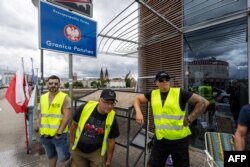 Membri ai grupării de extremă dreapta poloneze „Mișcarea de apărare a frontierei” stau „de pază” la granița cu Germania, pe 7 iulie 2025.