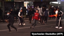 Нааразылык акциясына чыккандар таш ыргытышууда.