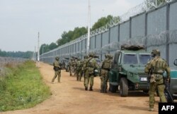 Польські прикордонники несуть варту біля огорожі на кордоні між Польщею та Білоруссю . Кринки, 25 серпня 2025 року