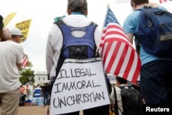 Вашингтонда ўтган пикетда олинган сурат. 19 апрель, 2025 йил.