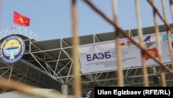 Кыргыз-казак чек арасындагы «Ак жол» өткөрмө бекети. Иллюстрациялык сүрөт. 