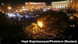Protestatarii armeni iau cu asalt clădirile guvernamentale după acordul de încetare a focului cu Azerbaidjanul