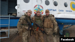 Максим Полупанов с морпехами. Слева от него — Андрей Петров, который находится в российском плену. Из личного архива Полупанова