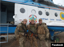 Максим Полупанов с морпехами. Слева от него – Андрей Петров, который находится в российском плену. Из личного архива Полупанова