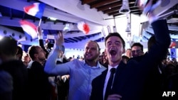 Susținătorii partidului de extremă dreapta Adunarea Națională sărbătoresc câștigarea alegerilor din Franța. Emmanuel Macron a dizolvat parlamentul în urma rezultatelor. 