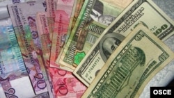 Туркменские манаты и доллары США 