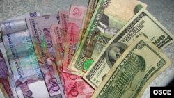 Курс доллар США на прошлой неделе подскочил до 29 манатов на чёрном рынке, сейчас он стоит выше 25 манатов