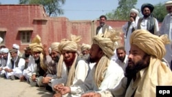 جنوبي وزیرستان کې د پوځي عملیاتو له امله د رسېدلو زیانونو په اړه په وار وار جرګې او احتجاجونه شوي دي. پخوانی انځور