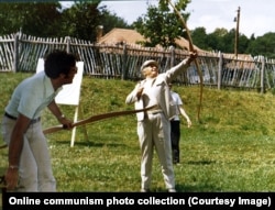 Чаушеску стріляє з лука під час відпочинку в Молдові у 1976 році