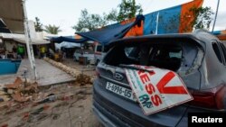 Locului unei lovituri aeriene israeliene care a vizat un complex rezidențial din centrul Fâșiei Gaza. 19 octombrie 2025. 