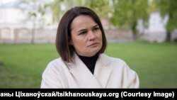 Сьвятлана Ціханоўская на цырымоніі ўскладаньня кветак да помніка «Маці Чарнобыля» у парку Сапегаў у Вільні 26 красавіка 2025 году. Архіўнае фота