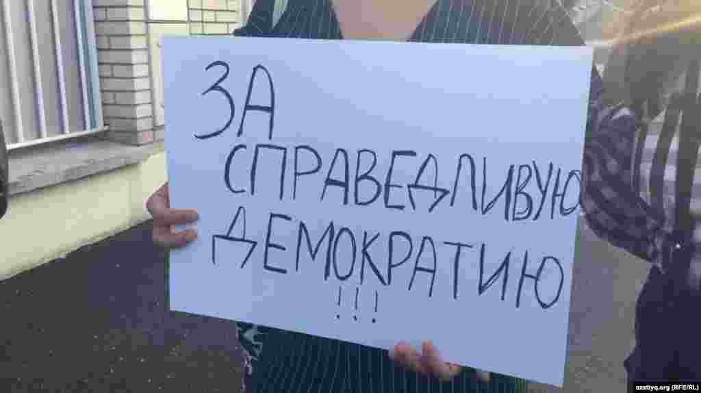 Прагадағы қазақ жастары қамауда отырған Әсия Төлесова мен Бейбарыс Толымбековті "танымайды". Бірақ "бейбіт жолмен өз пікірін айтқандар қудаланбауы керек" деп санайды. Полиция алматылық белсенділер "бейбіт жиын өткізу тәртібін бұзды" деген.&nbsp;&nbsp;