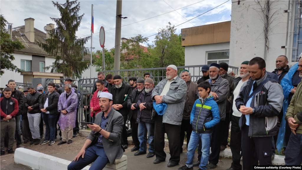 Присутні під судом слухачі читають суру &laquo;Ясин&raquo; з Корану в пам'ять про всіх померлих під час депортації кримськотатарського народу в 1944 році