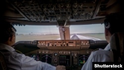 Вид на кабину экипажа на борту самолета