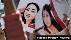 Портреты Айзады Канатбековой (слева) и Бурулай Турдаалы кызы на митинге против насилия. Бишкек. 8 апреля 2021 года.