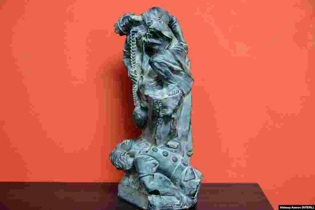 "Шахнама" кейіпкерлері Рүстем мен Сухрабты бейнелейтін мүсін