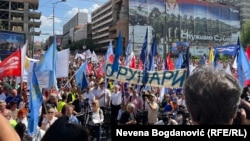 Studenții și sindicaliștii sârbi protestează la Belgrad pe 1 mai, marcând Ziua Muncii și șase luni de la prăbușirea acoperișului gării din Novi Sad, care a ucis 16 persoane.