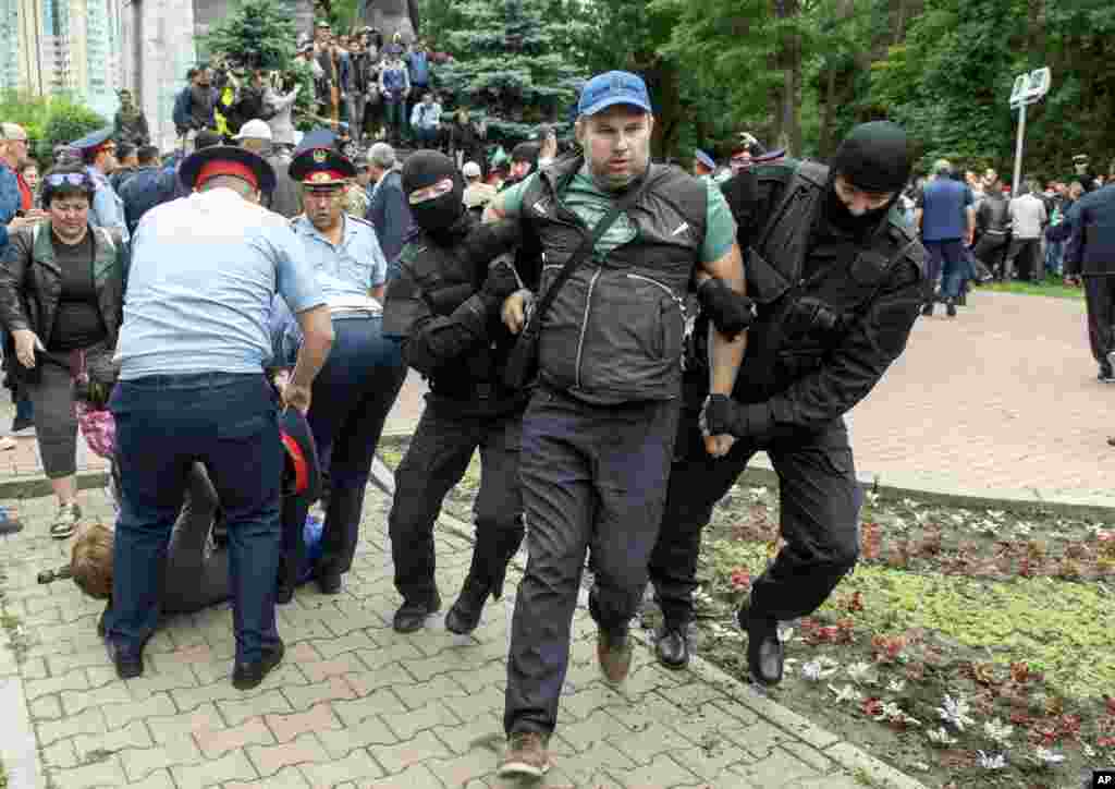 Елде тыйым салған "Қазақстанның демократиялық таңдауы" қозғалысының жетекшісі, қуғындағы банкир Мұхтар Әблязов 9 маусымда азаматтарды бірнеше қалада митингіге шығуға шақырған.