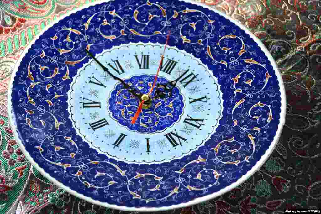 Қабырғаға ілінетін мына ағаш сағат та "Хатам" әдісімен жасалған