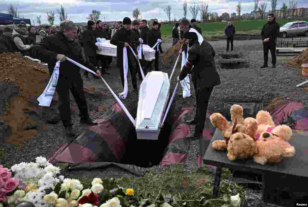 7 апрельдә Украинадагы Кривой Рог шәһәрендә Русия ракетасы һөҗүмендә һәлак булган ике баланы җирләделәр.