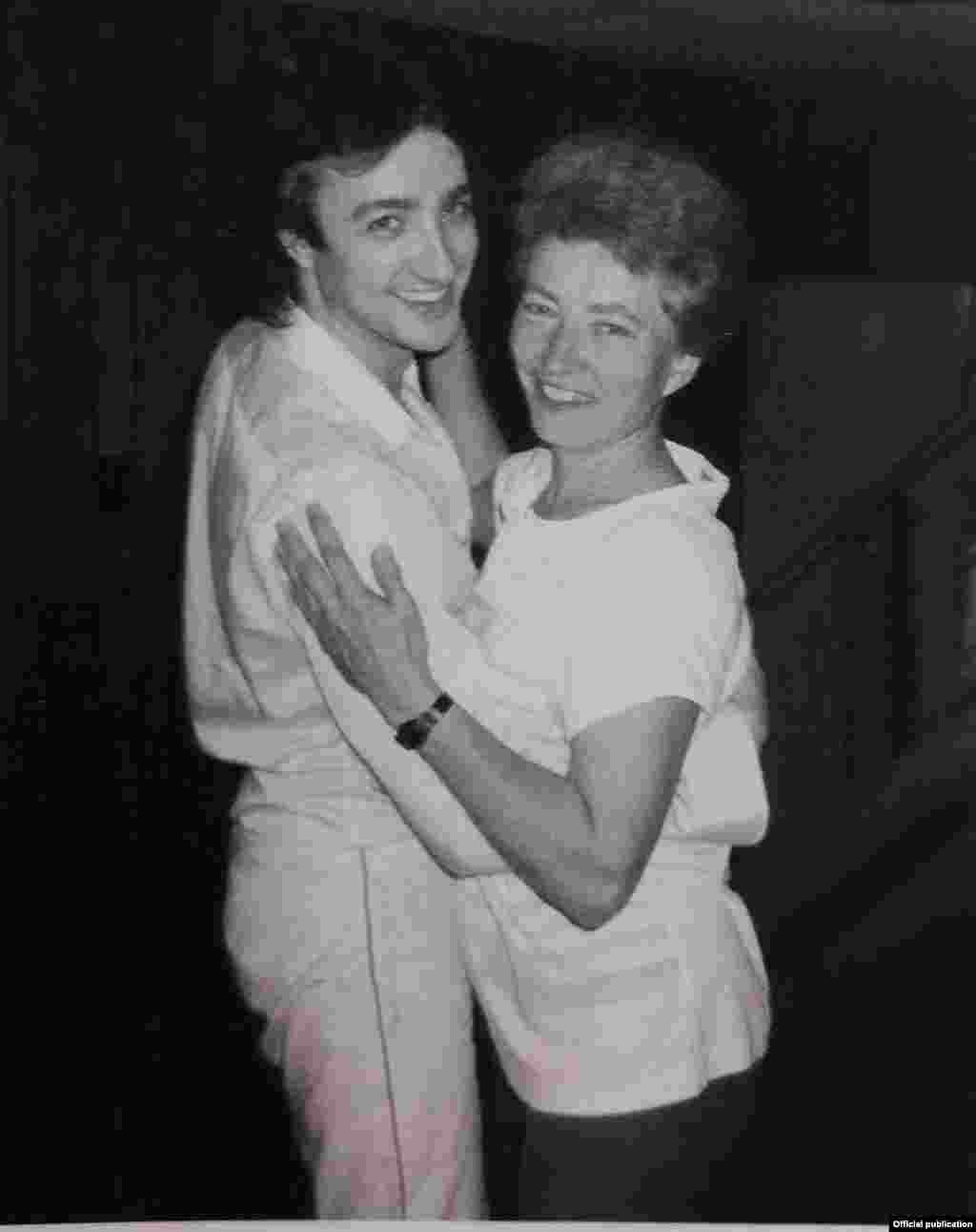 Данчык з маці Юліяй Андрусышын. Вечарынка ў "Родным куце". 1987 год.